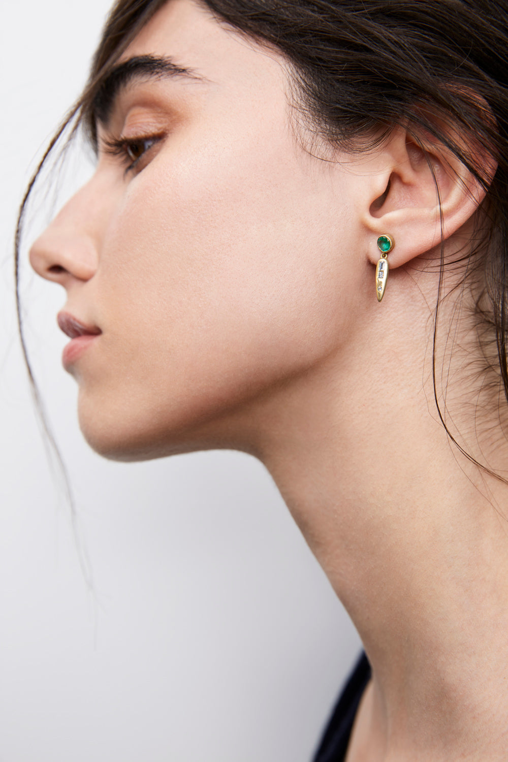 Grass Beam Emerald Earrings